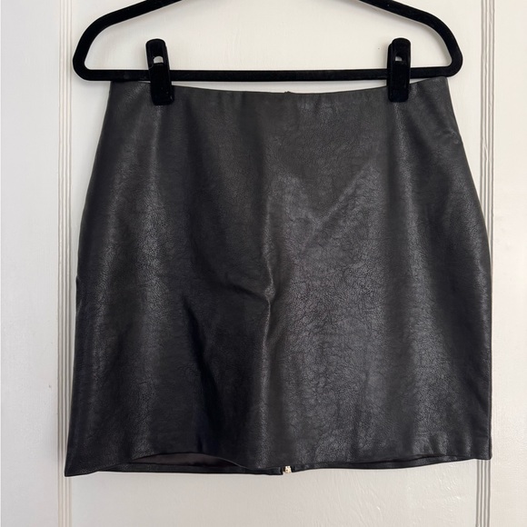 THE PEBBLED™ VEGAN MINI SKIRT - NWT - Picture 3 of 5